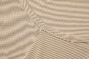 Détail de la texture en maille côtelée et coutures fines sur un body d'été beige