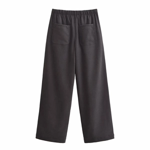 Detail der dunkelgrauen weiten Hose mit elastischem Hochbund und hinteren Pattentaschen
