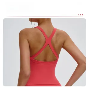 Détail du haut de sport rose corail avec dos croisé et ouvert pour le yoga et le fitness