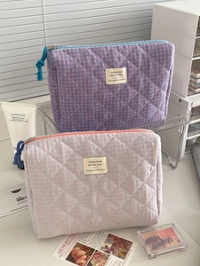 Quilted checkerboard cosmetic bag with large capacity in blue and pink pastel tones