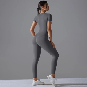 Completo da yoga grigio antracite con top a maniche corte e leggings modellanti