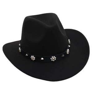 Détail d'un chapeau en laine noire avec bande en cuir cloutée et fleurs perlées