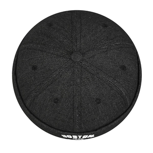 Cappello docker in denim nero streetwear con ricamo bianco della scritta Boston