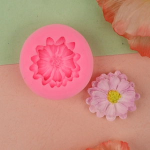 Detalle del molde de silicona de margarita con adorno de flor rosa terminado