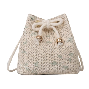 Sac seau tissé tendance avec broderies florales vertes et fermeture par cordon