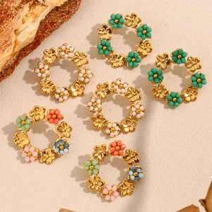 Edelstahl Creolen Mit 18K Vergoldetem Blumenkranz Design Und Bunten Perlen Boho Retro Stil Für Damen