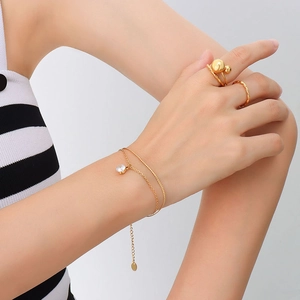 Bracelet double chaîne en or élégant avec pendentif en zircon et bagues au style minimaliste