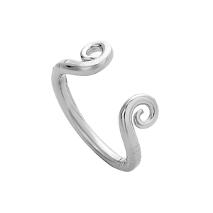 Détail d'une bague réglable argentée avec motif traditionnel de nuages en spirale