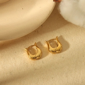 Créoles en forme de U en acier inoxydable plaqué or 18 carats sur toile de beige