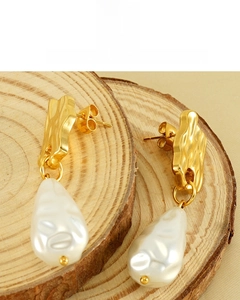 Détail de boucles d'oreilles perles baroques plaquées or 18K avec textures irrégulières
