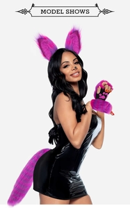 Détail de l'ensemble cosplay renard en peluche à rayures rose et violette avec gants