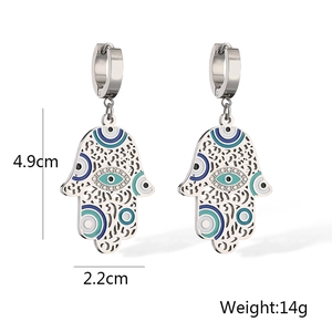 Detailansicht der Hamsa-Hand-Ohrringe mit blauem Auge und präzisen Größenangaben
