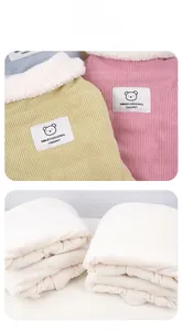 Détail du gilet en velours pour chien avec doublure polaire et col contrasté