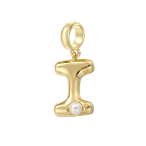 Gros plan détaillé du pendentif lettre I doré avec perle blanche et finition brillante