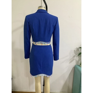 Details des marineblauen Sets aus Jacke und Rock mit schimmernden Fransen am Rücken