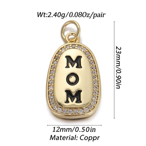 Dettaglio macro del ciondolo MOM placcato oro 18 carati con misure e dimensioni precise