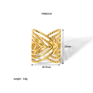 Detailansicht eines goldenen Lagenrings, 22 mm Höhe und 17 mm Innendurchmesser