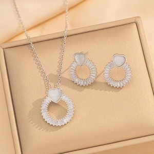 Silbernes Schmuckset mit Herz-Opal und runden Zirkonia in goldener Box