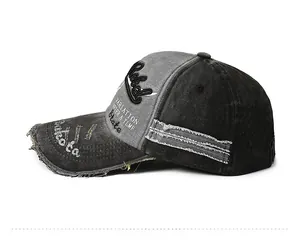 Dettaglio del cappello vintage lavato con bordi sfilacciati e ricamo di lettere