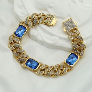 Dettaglio ravvicinato del bracciale cubano ghiacciato con grandi gemme blu rettangolari