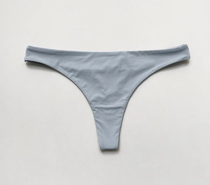 Detailansicht des nahtlosen Eisseiden-Strings mit tiefem Bund in elegantem Graublau