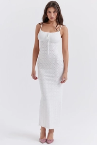 Gros plan sur la robe blanche en tricot ajustée avec motifs ajourés et lacets devant