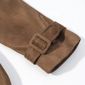 Trench-coat marron pour femme en daim avec boucles aux poignets et style chic décontracté