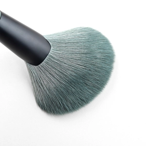 Pinceau de maquillage professionnel en éventail avec poils doux et manche noir mat chic