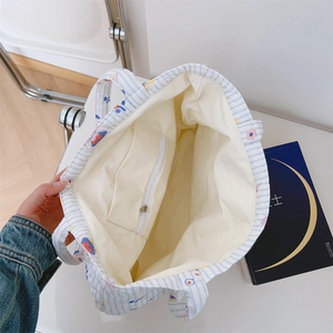 Nahaufnahme der blauen Stepptasche mit Innentasche, Reißverschluss und hellem Innenfutter
