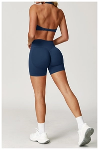 Nahaufnahme der dunkelblauen High-Waist-Yoga-Shorts mit nahtlosem Push-up-Design am Gesäß