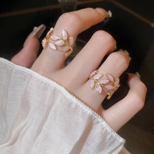 Funkelnde rosa Emaille-Blatt-Ringe in Goldoptik für eleganten Damen-Stil