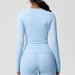 Détail de la conception dos nu sur ce haut de yoga à manches longues bleu clair