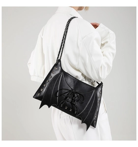 Élégant sac à épaule noir en forme d'ailes de chauve-souris avec clous et laçage.