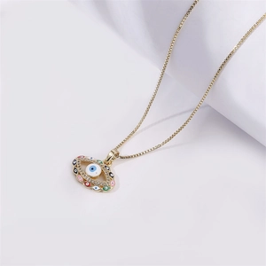 Collier pendentif œil maléfique doré avec points en émail colorés et oxydes de zirconium