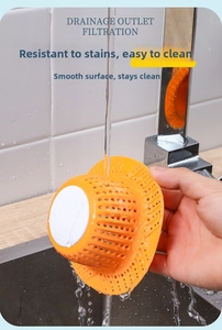 Dettaglio del risciacquo del filtro per lavello in silicone arancione facile da pulire