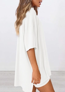 Detailansicht eines weißen Oversize-T-Shirt-Kleids aus Strick mit überschnittenen Schultern