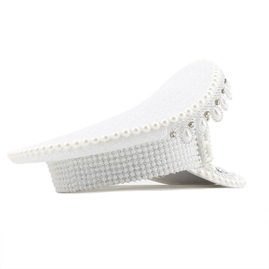 Détail du chapeau de capitaine blanc avec strass brillants, perles et paillettes