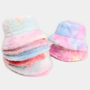 Dettaglio della consistenza peluche di un cappello alla pescatora colorato tie-dye