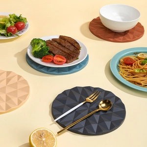 Nordic silicone heat-resistant mats with geometric diamond pattern in multiple colors