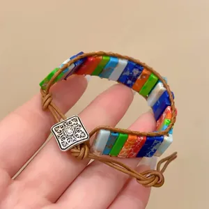 Bracelet bohème en cuir tissé avec pierres colorées et fermoir en métal carré