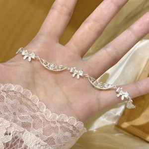 Bracelet nœud argenté avec zircons et dentelle évidée pour un look quotidien élégant