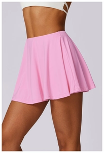 Close-up van roze tennisrok met hoge taille, plooien en vochtafvoerende stof