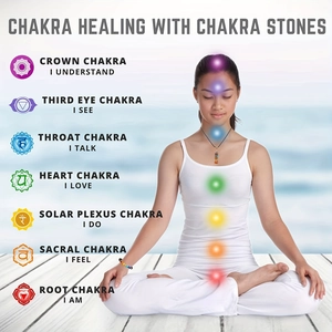 Set chakra con collana e bracciale in pietre dure su sfondo da meditazione