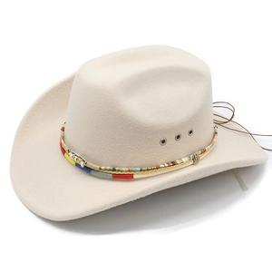 Chapeau de cowboy classique en feutre crème avec ruban de perles colorées et bord large