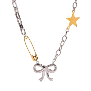 Detalle del collar de acero inoxidable con lazo plateado, imperdible dorado y dije de estrella