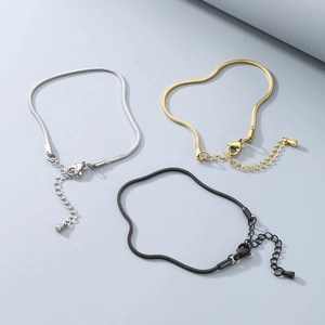 Détails des bracelets chaîne serpent en or, argent et noir avec fermoirs mousquetons