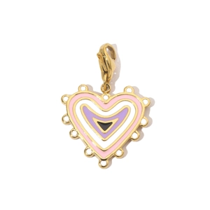 Dettaglio di un ciondolo a cuore dorato con strati di smalto colorato e chiusura a moschettone