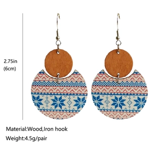 Détail montrant les dimensions de boucles d'oreilles bohèmes en bois et métal