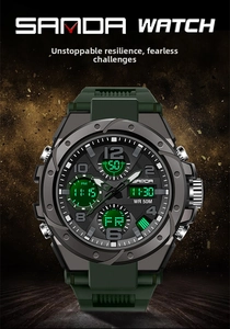 Dettaglio dell'orologio sportivo SANDA con doppio display e cinturino verde oliva
