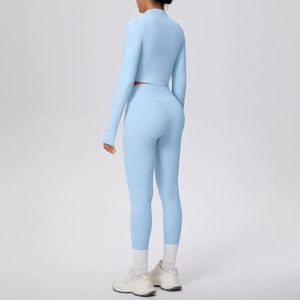 Vue latérale du yoga set bleu clair montrant la coupe ajustée et le tissu extensible